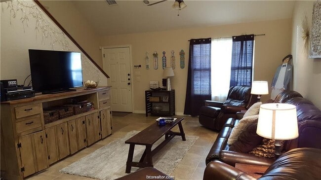 500 MacArthur St Unit Room 1