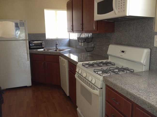 Photo - 4970 1/2 S Centinela Ave Unidad Back