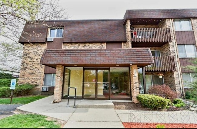 Building Photo - 940 E Old Willow Rd Unit 211 Rental