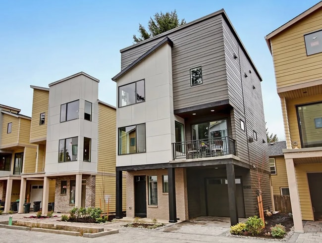Building Photo - Gorgeous, Custom-designed 4-Bedroom Contemporary Townhouse on 3 Levels