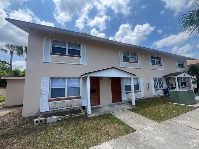 Building Photo - Renovated Beautiful 2 Bed 1.5 Bath Townhom... Rental