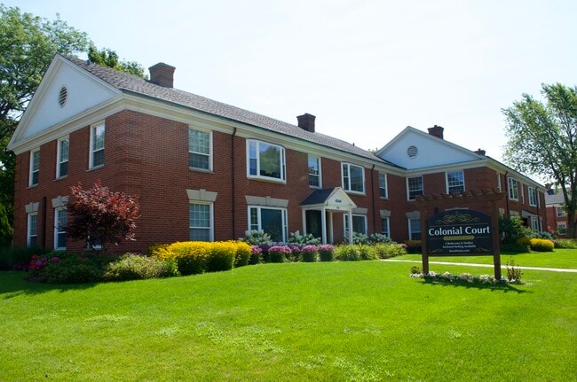 Colonial Court Apartments