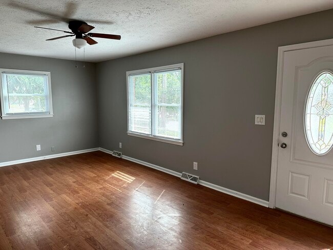 Photo - 3369 Holwyn Rd