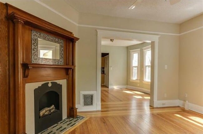 Photo - Big Character. Smart Size. Walk to Switchback. Unidad House