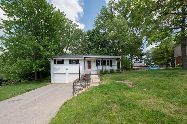 Building Photo - Anderson - Updated and spacious 3 bed 2.5 ... Rental