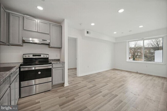 Building Photo - 1642 16th St SE Unit 3 Rental