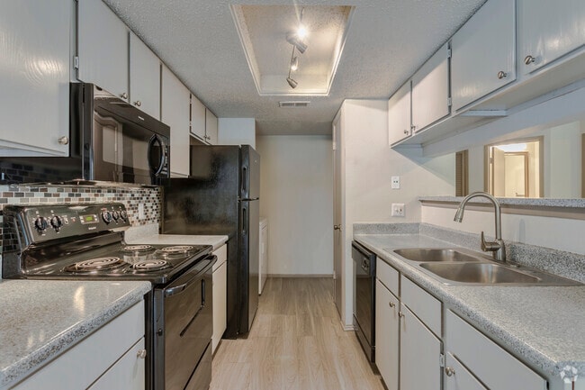 2BR, 2BA - 946 SF B2 - Kitchen