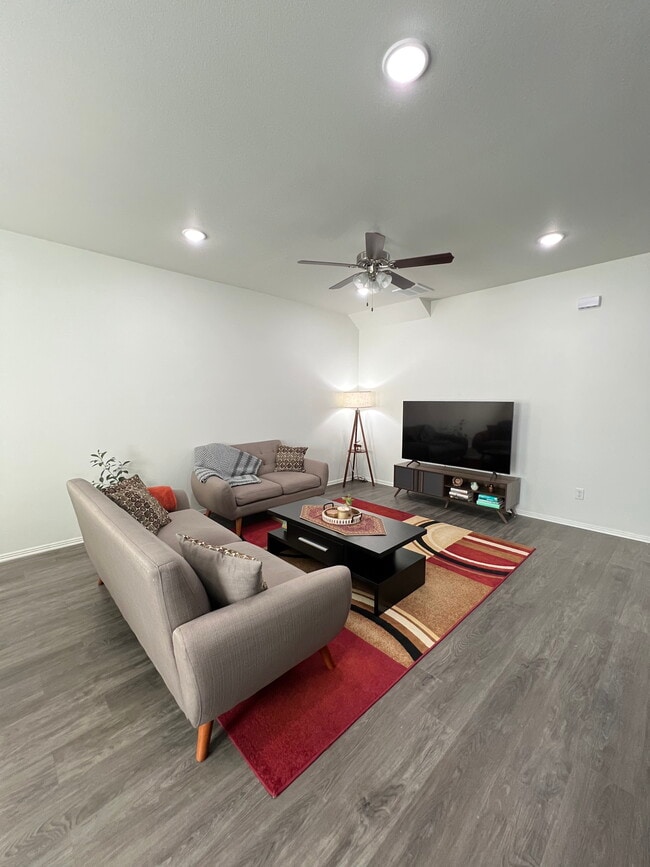 Photo - 1018 S Benchmark Ln