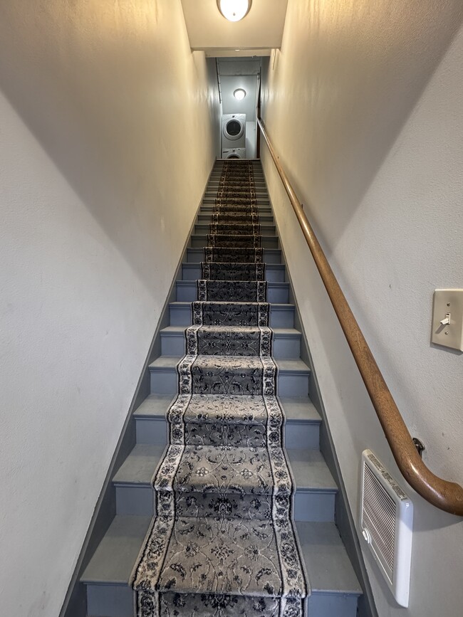 Private Entry - 123 E 3rd St Unit 1