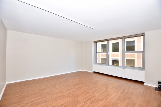 Photo - 152 W Superior St Unit 4R