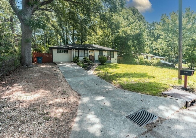 Photo - 1090 Indale Pl SW