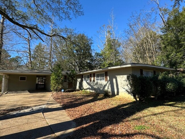 Building Photo - 304 Colonial Cir