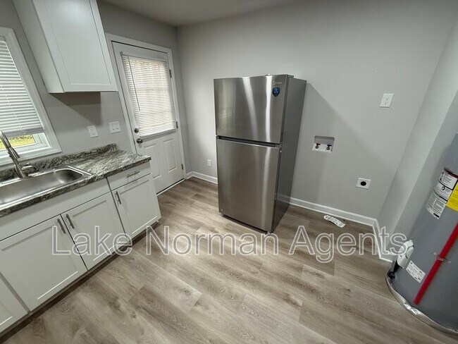 Photo - 705 N Main St