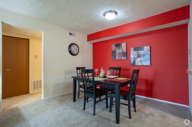 2BR, 2BA - 1,000SF - Dining Room - Runaway Bay