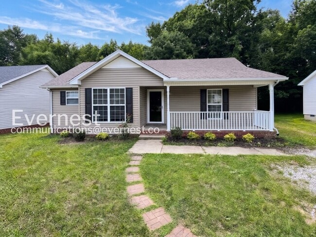 Building Photo - 3 Bed, 2 Bath Home with Off-Street Parking / Pet-Friendly / Available Now!