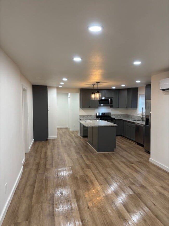 Photo - 271 E 8th St