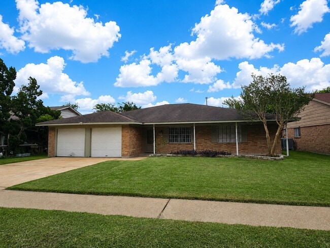 Building Photo - 2701 Henderson Ln
