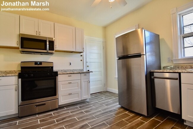 Building Photo - 16 Penhallow St Unit 2
