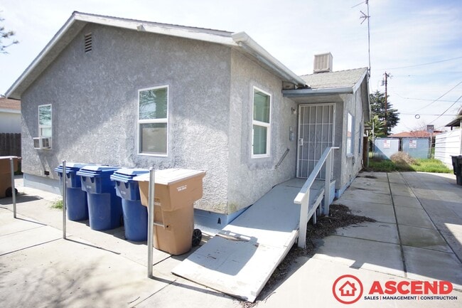 Building Photo - 2117 Watson St Unit A Rental