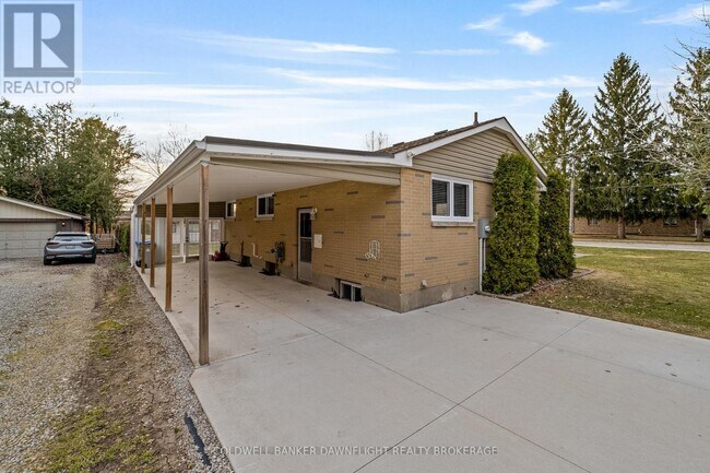 Photo - 105 Wellington St W