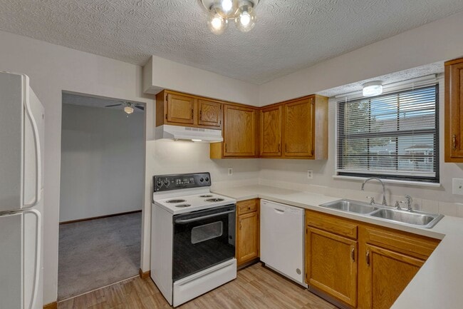 Building Photo - Huge 3 Bed 2.5 Bath Single Family Home With 2 Car Garage – Reynoldsburg