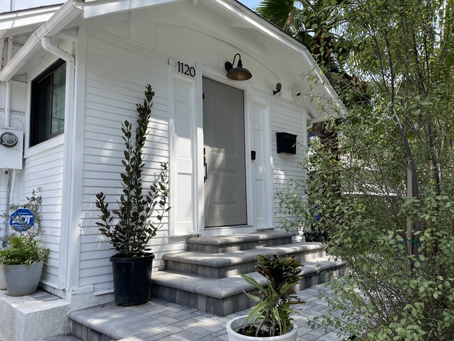 Building Photo - 1120 S Barrington Ave Rental