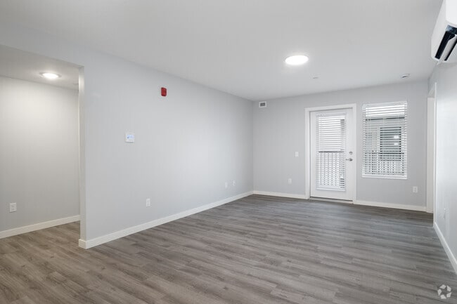 3BD, 2BA - 1,118SF - Living Room