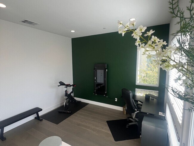Photo - 814 Marina Way S