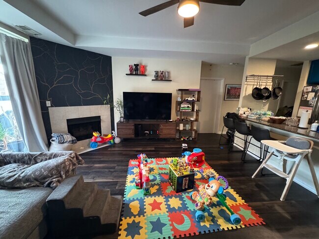 Photo - 2307 W Wolfram St Unit 214