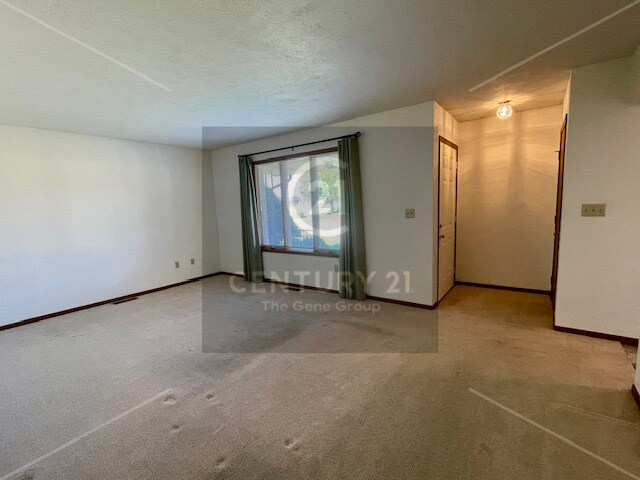 Photo - 323 Westview Dr