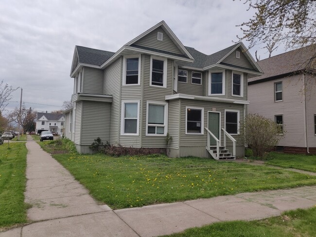 Building Photo - 1725 Hughitt Ave Rental