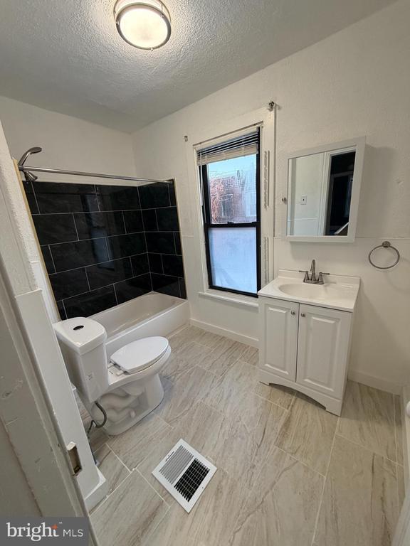 Photo - 1668 Dounton St