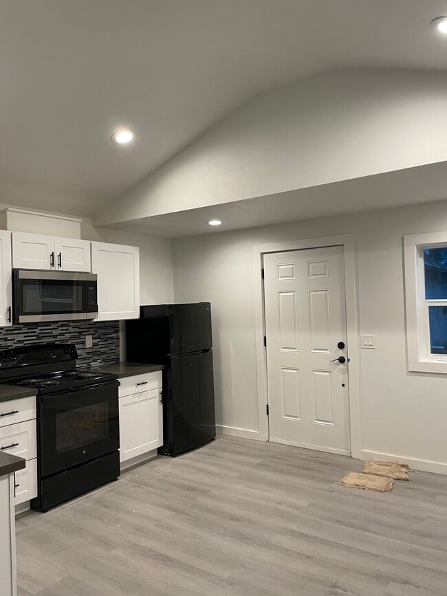 Photo - 6647 N Astor St Unit B