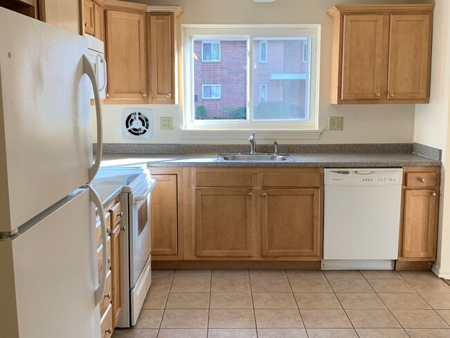 Building Photo - Farmington Townhome Unit 30A-2