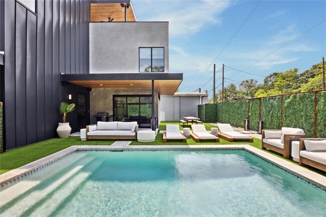 Photo - 1304 Comal St