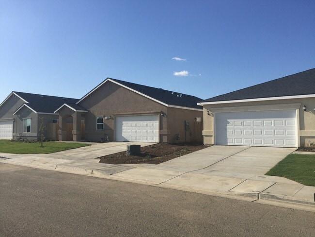 Building Photo - 3 Bedroom Brand New Madera Home for Rent