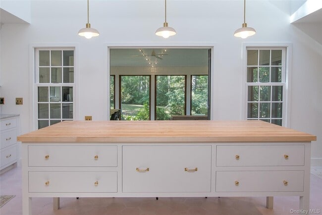 Photo - 210 Robinson Ln