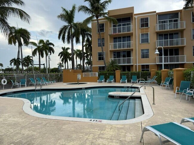 Building Photo - 1450 SE 3rd Ave Unit 307