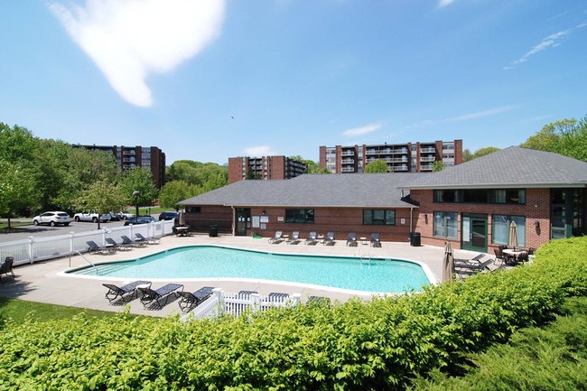 Seasonal Pool - Broadmoor Apartments