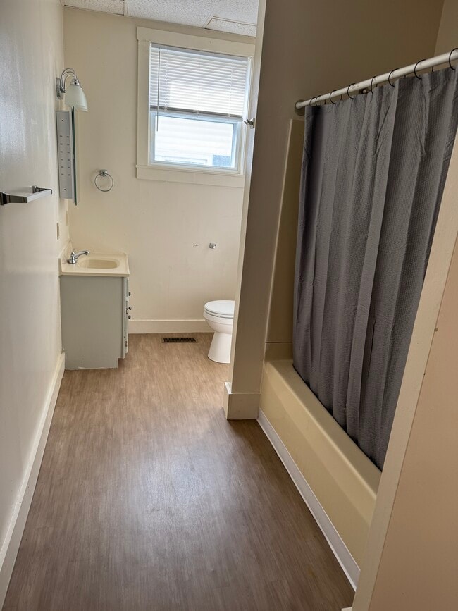 Front bathroom - 414 E 2nd St Unit 1