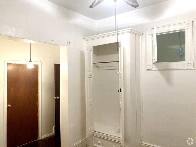 Building Photo - 70 Weirfield St Rental