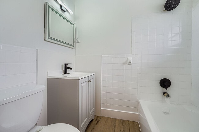 Bathroom 1 (Web Quality) - Brisa Apartments