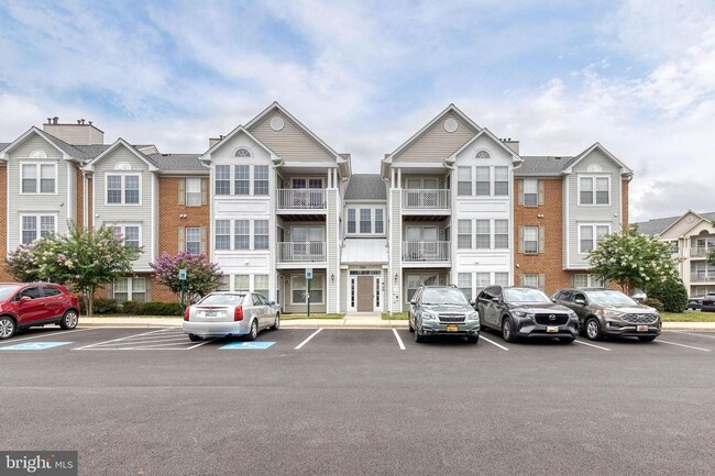 Building Photo - Stunning 2bd 2bth Penthouse-Level Condo in...
