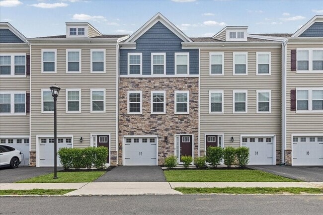 Building Photo - 8 Venice Ln