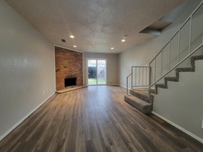 Photo - 2 BEDROOM TOWNHOME IN DALLAS****