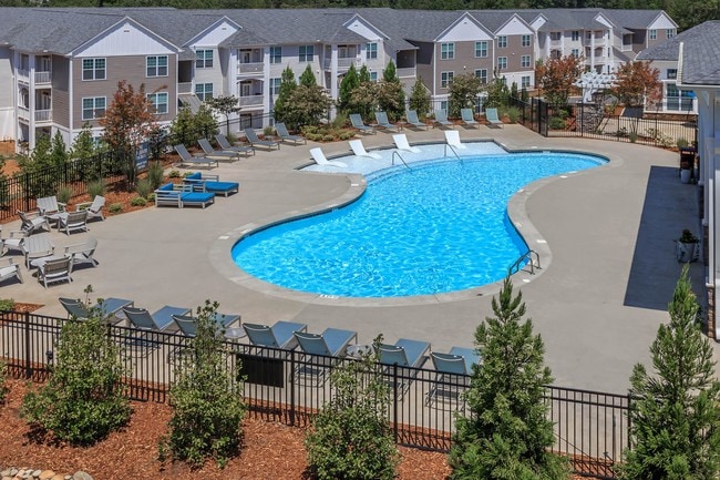 HERMOSA PISCINA DE AGUA SALADA - Riverstone Apartments at Long Shoals