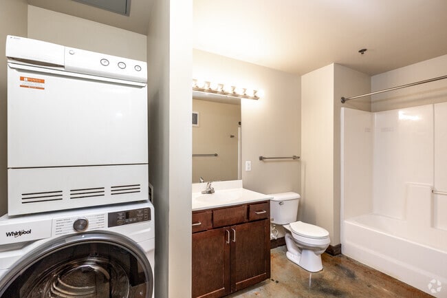 1BR, 1BA - 740 SF - Bathroom