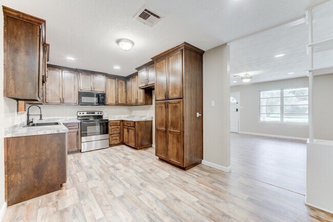 Photo - 305 Yaupon St