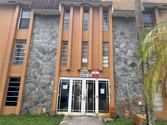 Building Photo - 1280 W 54th St Unit 209B