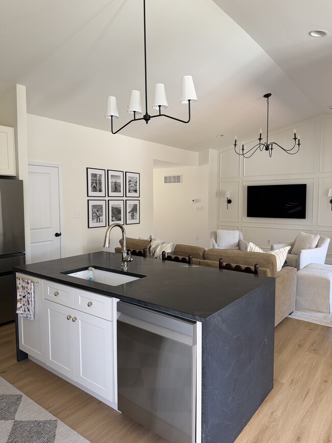 Sala de estar - vista desde la cocina - 4977 Knotty Alder Dr